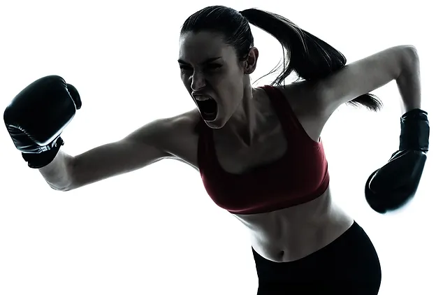 chica kickboxing sombreada